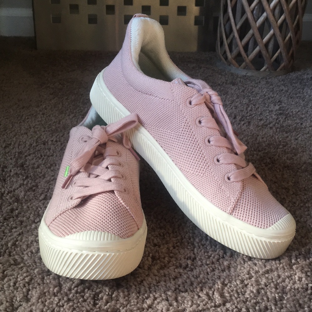 Rose color knit Cariuma IBI sneaker. Size 7.